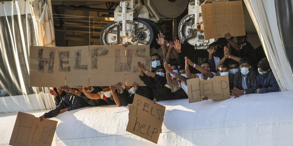Η Ιταλική κυβέρνηση απαγορεύει αποβίβαση παράνομων μεταναστών από πλοία ΜΚΟ – Πηδούν στη θάλασσα για να φύγουν