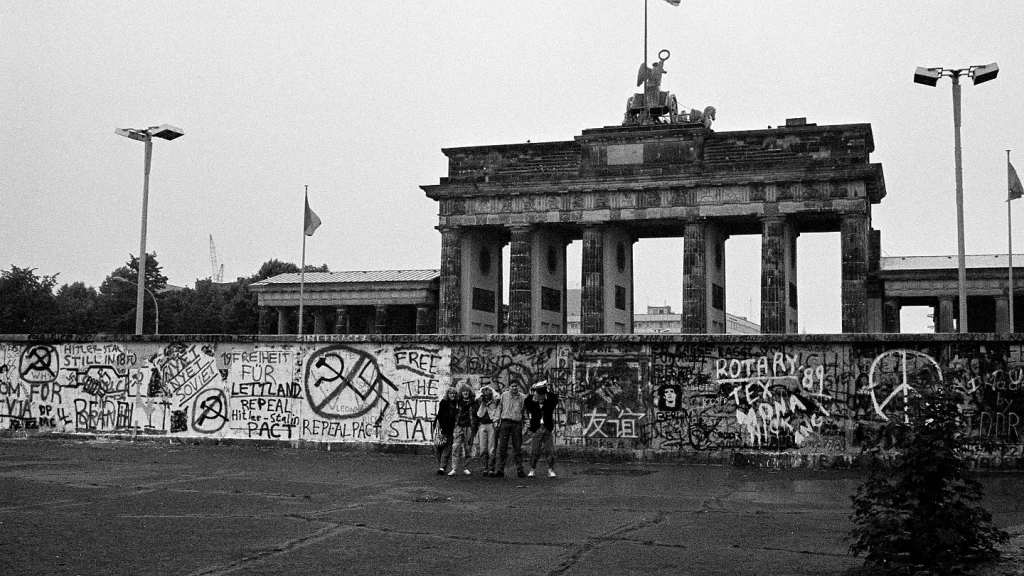 Σαν σήμερα 9 Νοεμβρίου: Γκρεμίζεται το Τείχος του Βερολίνου