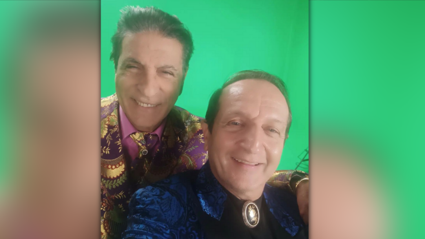 Ο Σπύρος Μπιμπίλας φωτογραφίζεται με τον Γιώργο Μάγκα μετά την ψευδή είδηση του θανάτου του (φωτό)