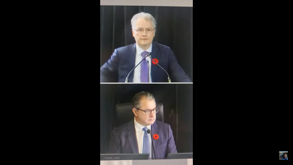 Καναδός δικηγόρος κατέρρευσε ξαφνικά την ώρα ομιλίας του – Είχε εμβολιαστεί με το AstraZeneca (φώτο-βίντεο)