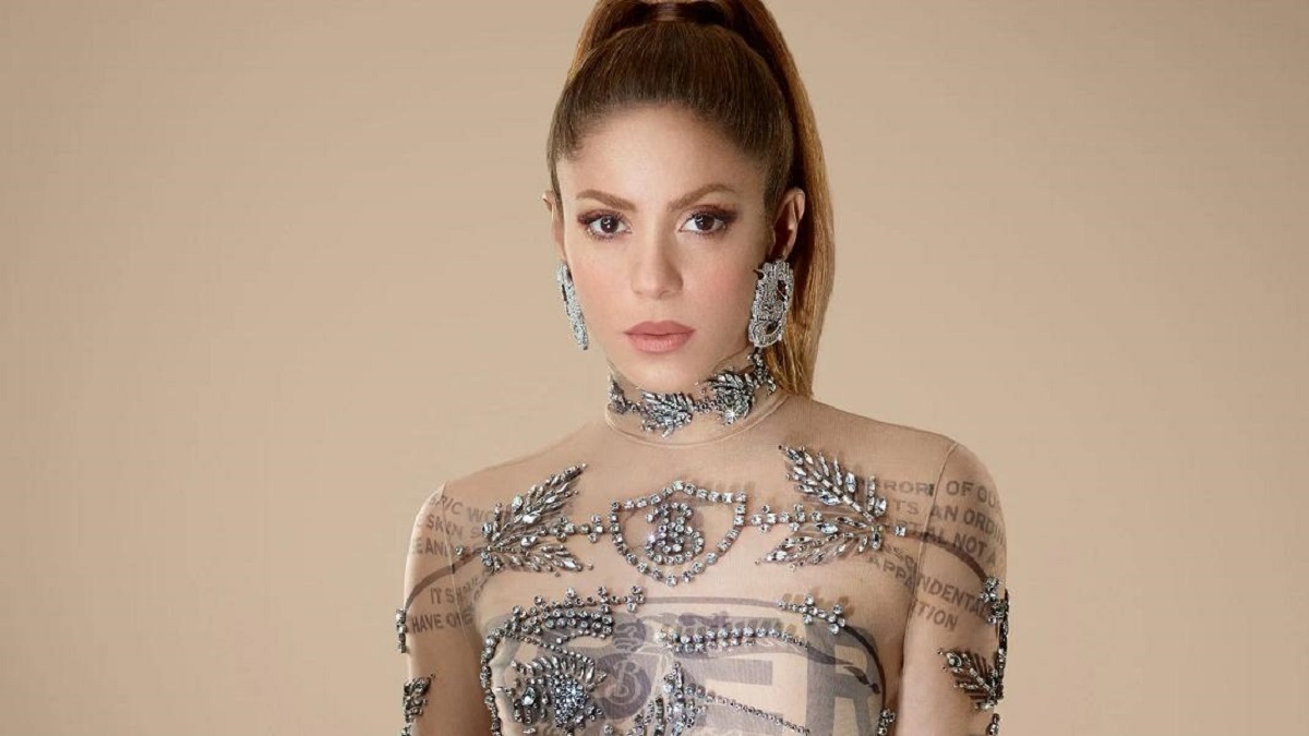 Η σέξι φωτογράφιση της Σακίρα στην εορταστική καμπάνια της Burberry (φωτό-βίντεο)