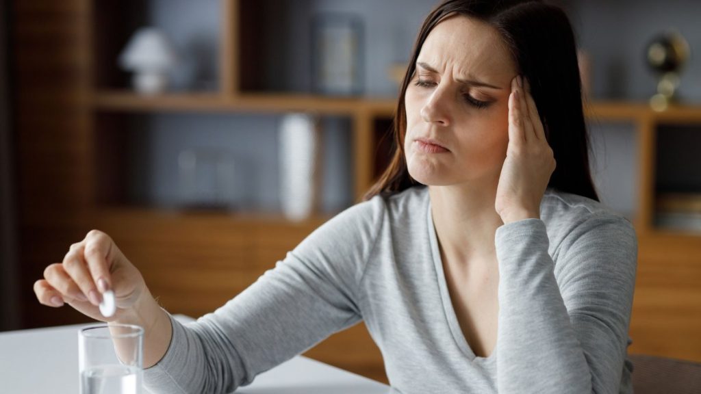 Πόνος στο στομάχι με ημικρανία: Τι μπορεί να σημαίνει και πώς να τα αντιμετωπίσετε