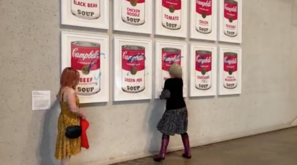 Οι ακτιβιστές «χτύπησαν» ξανά: Αυτή τη φορά… στόχος έγινε ένα έργο του Άντι Γουόρχολ (βίντεο)