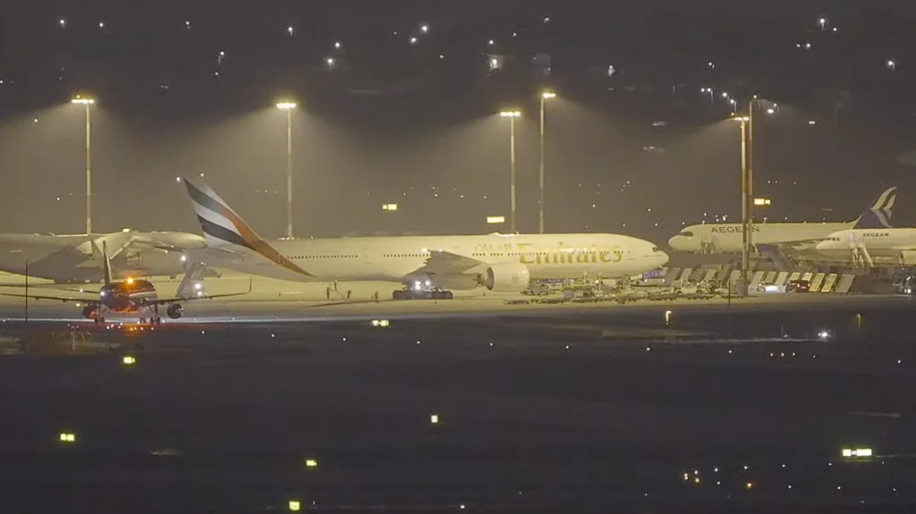 «Ελ. Βενιζέλος»: Βίντεο μέσα από το αεροπλάνο της Emirates με τον «ύποπτο» επιβάτη – Δεν συνέβη τίποτα, ούτε βρέθηκε «τρομοκράτης»
