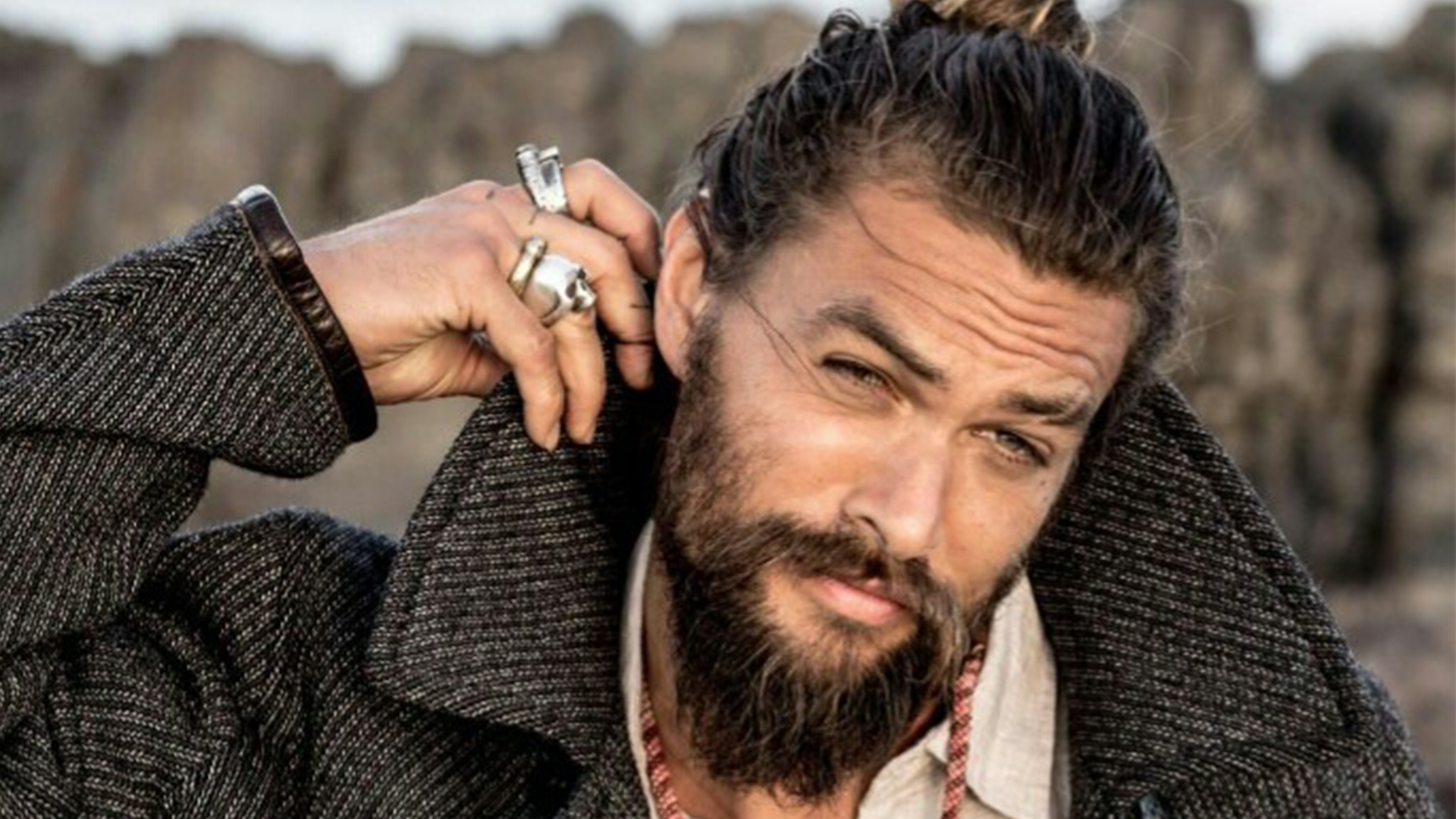 Τζέισον Μομόα: Πέταξε τα ρούχα του την στιγμή που έδινε συνέντευξη  σε εκπομπή (βίντεο)