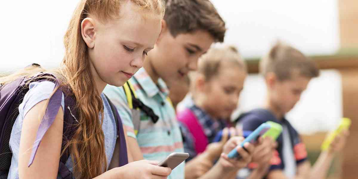 Νέα έρευνα: Πρόωρη εφηβεία σε ολοένα και περισσότερα παιδιά εξαιτίας… κινητών και tablet