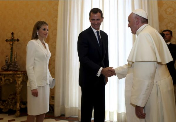 Βατικανό: Γιατί η βασίλισσα Ράνια είναι η μοναδική που απαγορεύεται να φοράει λευκά όταν συναντά τον Πάπα