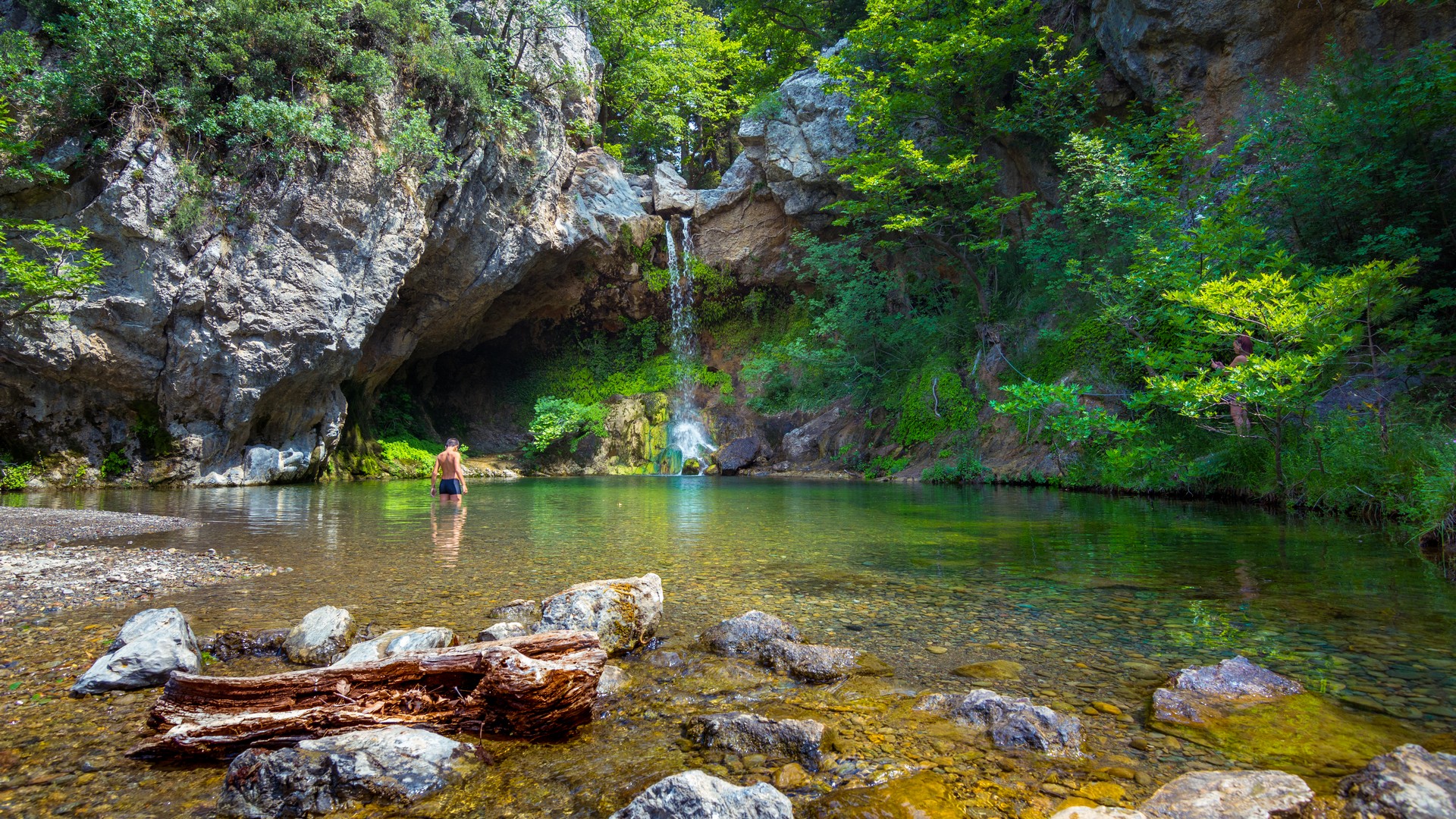 Καταρράκτες Δρυμώνα: Μια αληθινή όαση δροσιάς στη ζοφερή πραγματικότητα της Βόρειας Εύβοιας