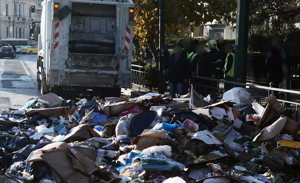Ζάκυνθος: Σκουπιδιάρικο πήρε φωτιά εν κινήσει – Το όχημα δεν είχε πυροσβεστήρα