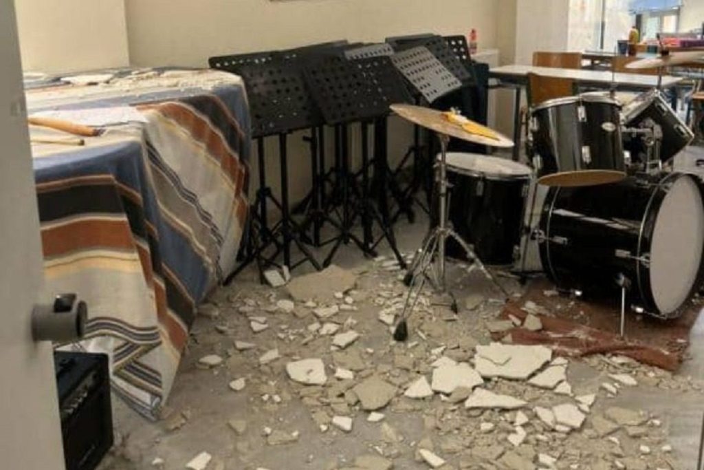 Δεν έχουν τέλος τα προβλήματα στο Μουσικό Σχολείο της Μυτιλήνης: Έπεσαν σοβάδες από το ταβάνι σε αίθουσα