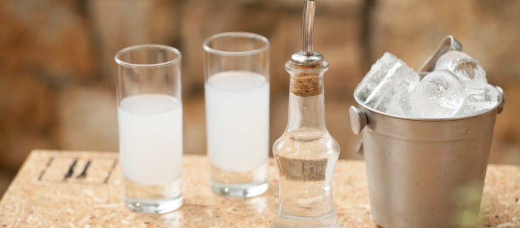 Έχετε αναρωτηθεί; – Γιατί τα ηδύποτα με γλυκάνισο γίνονται λευκά όταν αραιώνονται με νερό;