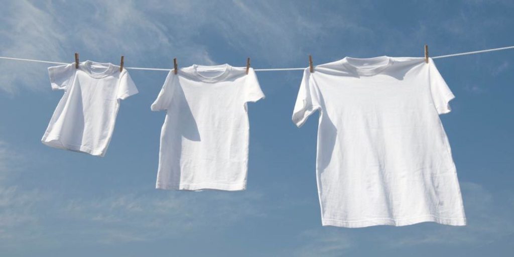 Το κόλπο για να εξαφανίσετε την κιτρινίλα από τα λευκά ρούχα
