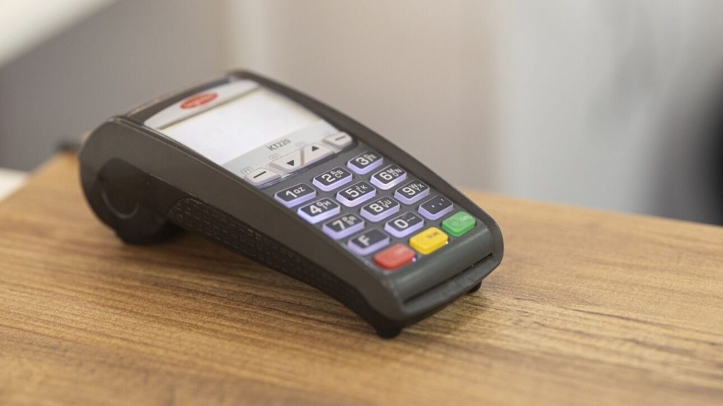 Αυτοί είναι οι επαγγελματίες που είναι «τσακωμένοι» με τις συναλλαγές μέσω POS