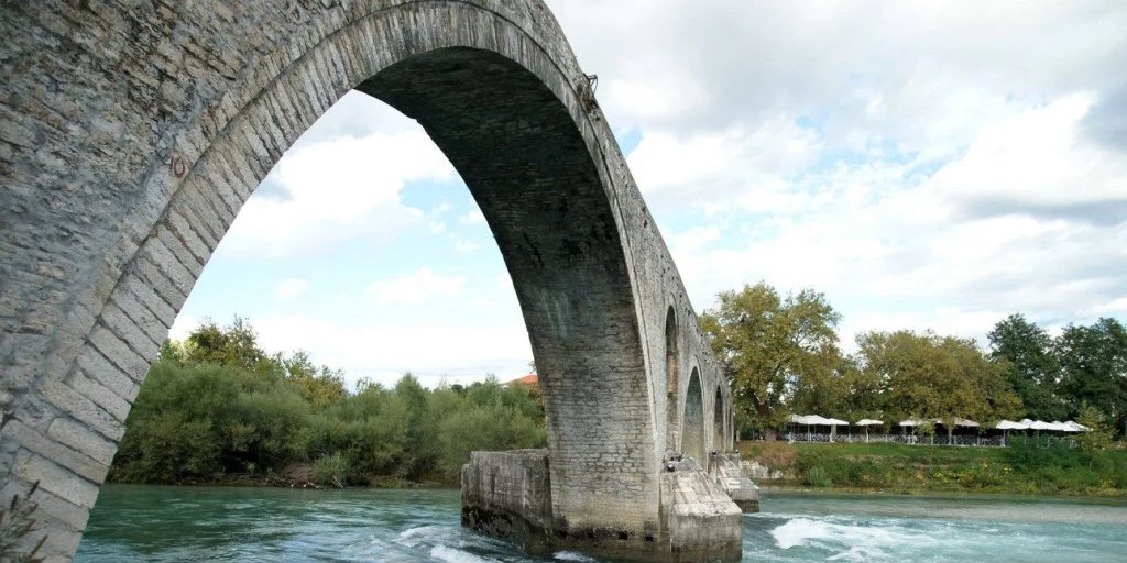 Άρτα: 51χρονος βρίσκεται σε κρίσιμη κατάσταση στο νοσοκομείο – Εικάζεται πως έπεσε από το ιστορικό γεφύρι