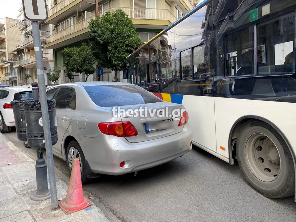 Θεσσαλονίκη: Προκάλεσε μποτιλιάρισμα επειδή πάρκαρε στη στροφή αλλά και σε… ράμπα αναπήρων (βίντεο)