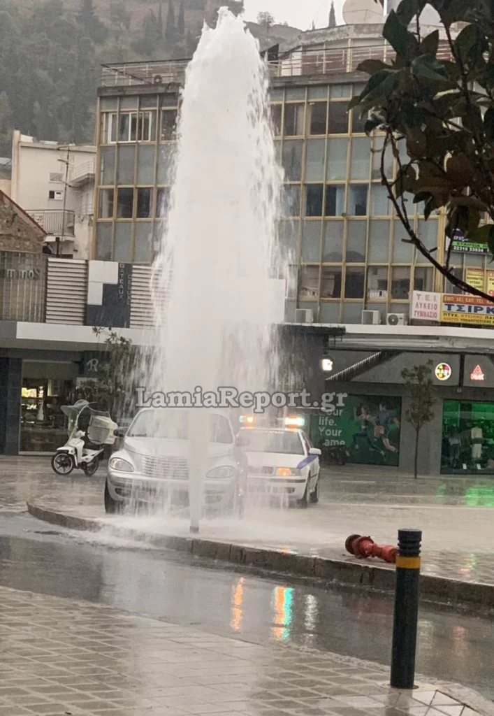 Λαμία: Αυτοκίνητο «καρφώθηκε» σε πυροσβεστικό κρουνό και ο δρόμος έγινε… ποτάμι (φωτο)