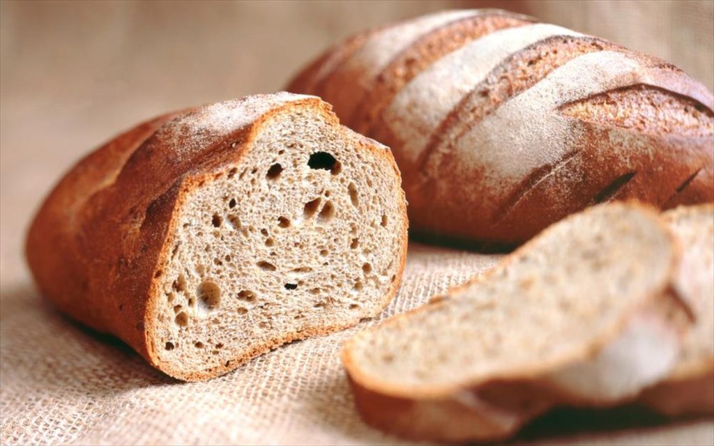 Θα σας «λύσει» τα χέρια: Δείτε τι να κάνετε για να μην σας ξεραίνεται το κομμένο ψωμί