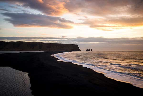 Μια ασυνήθιστη μαύρη παραλία στην Ισλανδία! (φωτο)