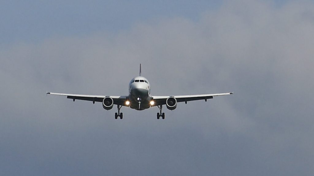 Τρόμος σε πτήση στις ΗΠΑ: Άνδρας μαχαίρωσε με κουτάλι αεροσυνοδό για να ανοίξει την έξοδο κινδύνου