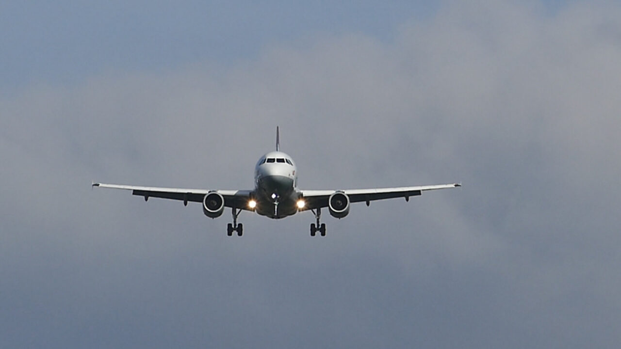 Τρόμος σε πτήση στις ΗΠΑ: Άνδρας μαχαίρωσε με κουτάλι αεροσυνοδό για να ανοίξει την έξοδο κινδύνου