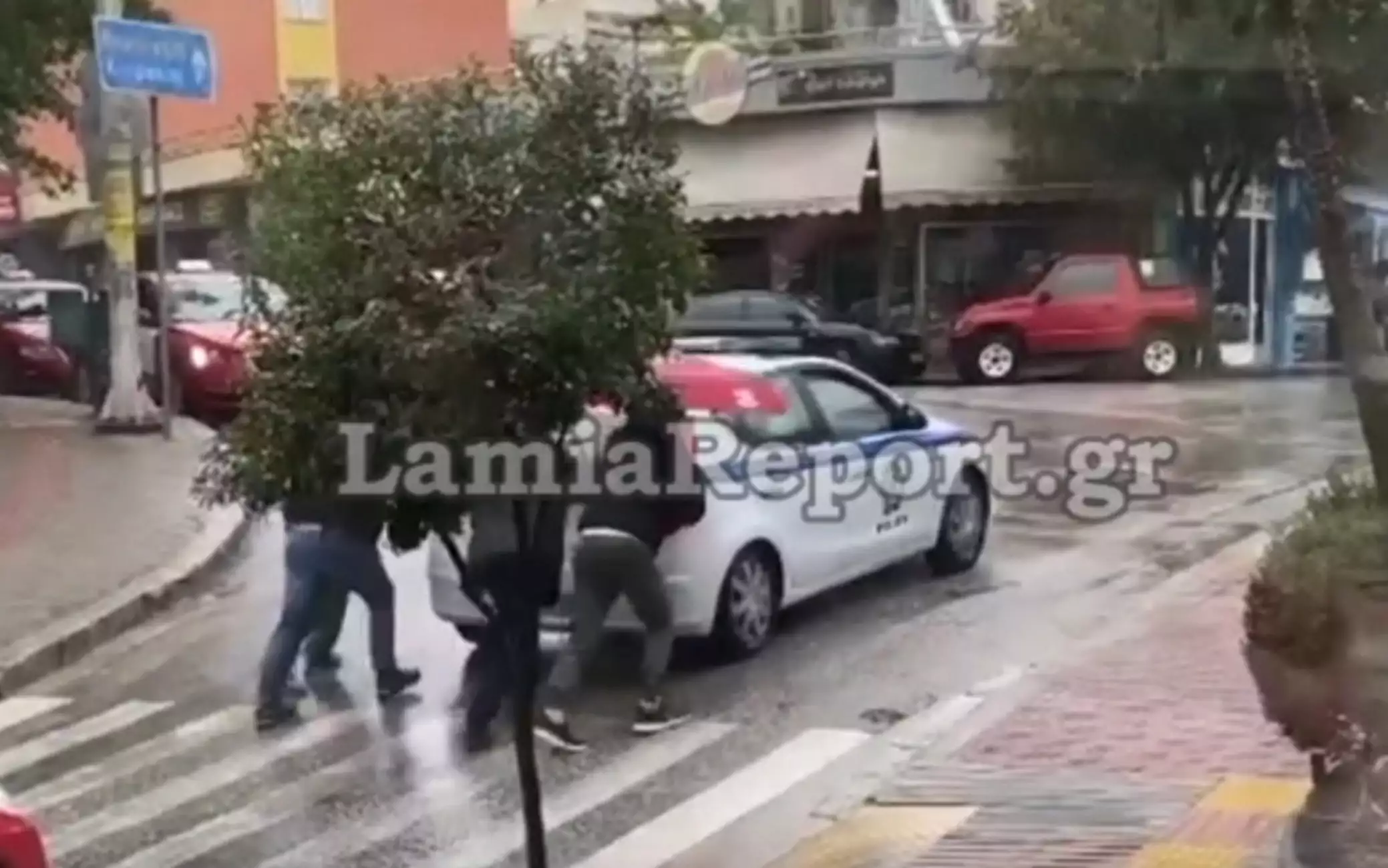 Λαμία: Περιπολικό «έμεινε» στην ανηφόρα και το… έσπρωξαν περαστικοί (βίντεο)