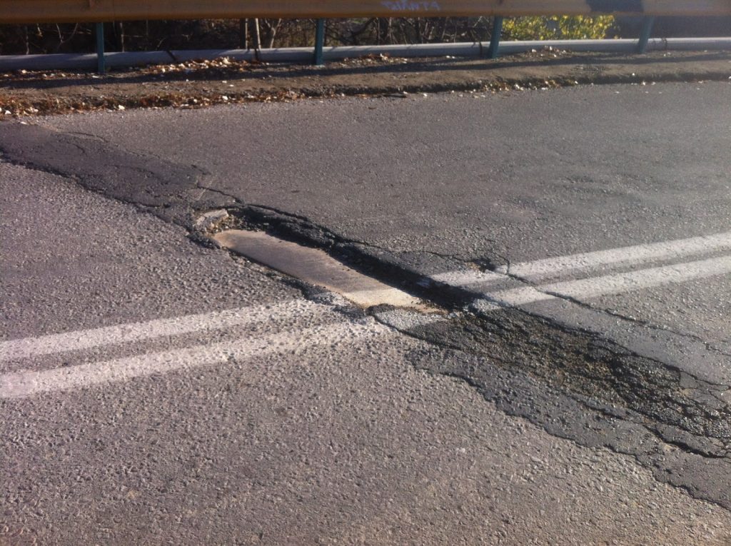 Λακωνία: Κάλυψαν λακκούβα με… μια λεκάνη τουαλέτας (φωτο)