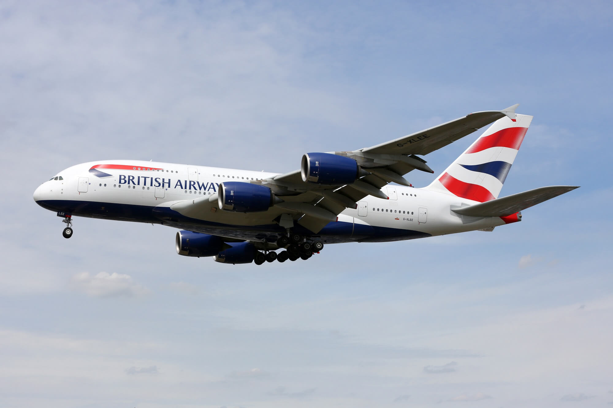 British Airways: «Το ανδρικό προσωπικό μπορεί πλέον να βάζει μακιγιάζ, ψεύτικες βλεφαρίδες και να βάφει τα νύχια»