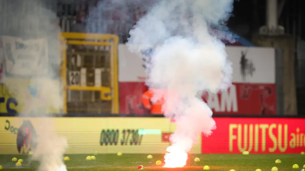 Χάος στο βελγικό Σαρλερουά – Μαλίν με ρίψη φωτοβολίδων και οριστική διακοπή!