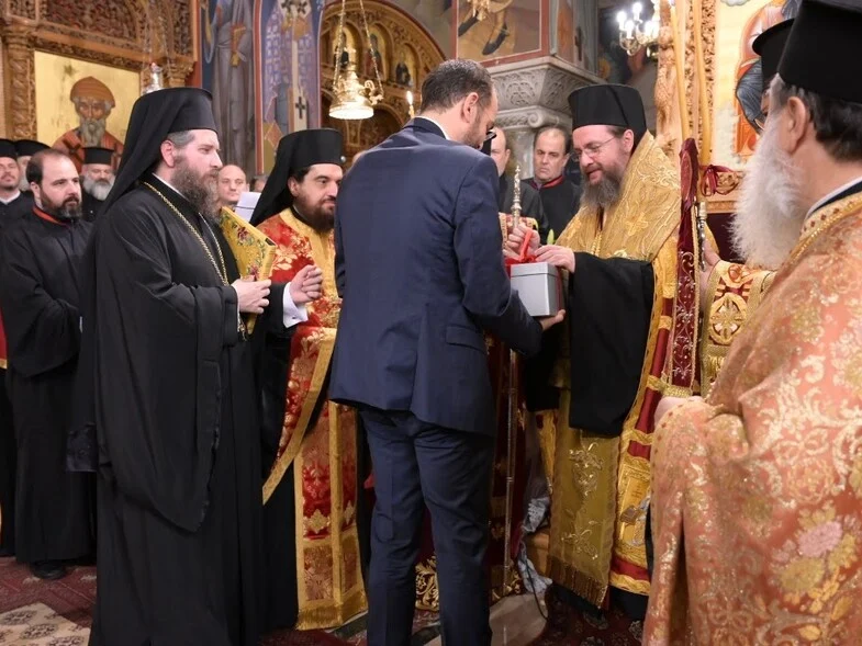 Το οικογενειακό κειμήλιο που δώρισε ο Νεκτάριος Φαρμάκης στον Μητροπολίτη Δαμασκηνό