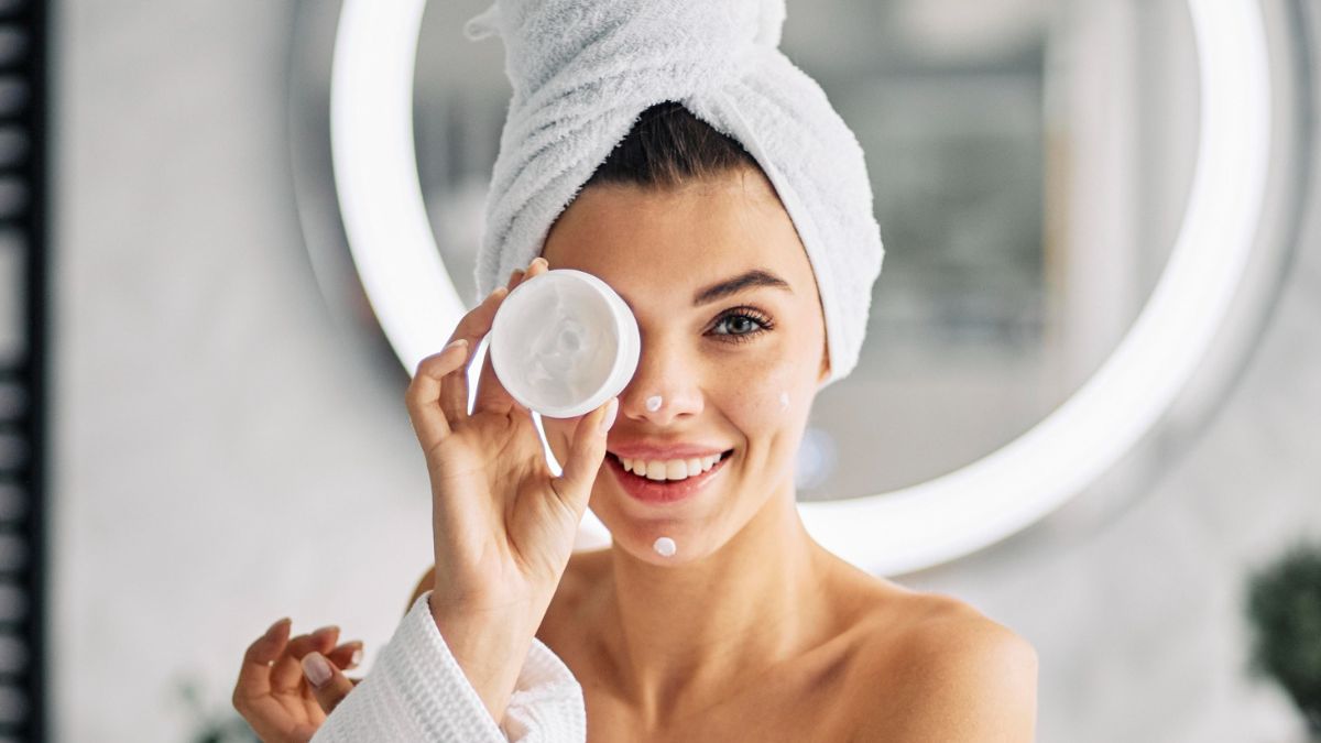 Περιποίηση προσώπου: Οι 6+1 συμβουλές που θα σε βοηθήσουν αν έχεις λιπαρή επιδερμίδα