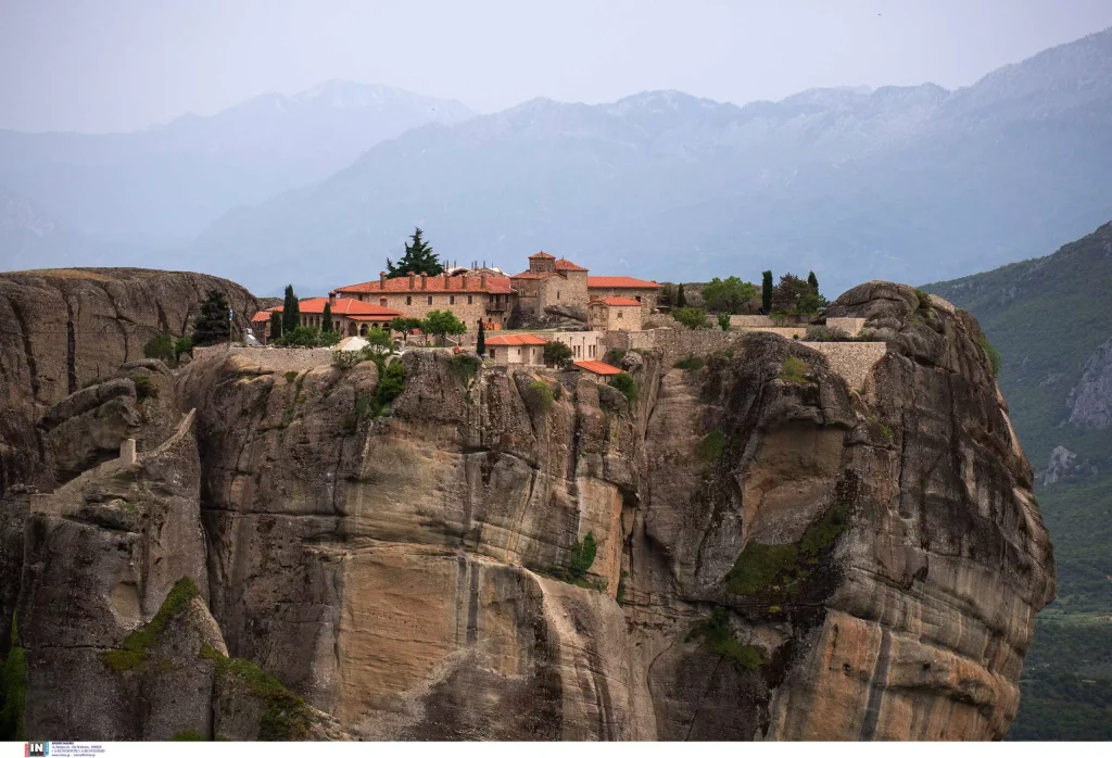 Μετέωρα: Αποκολλήθηκαν βράχοι κι έπεσαν σε δρόμο που περνούσαν αυτοκίνητα