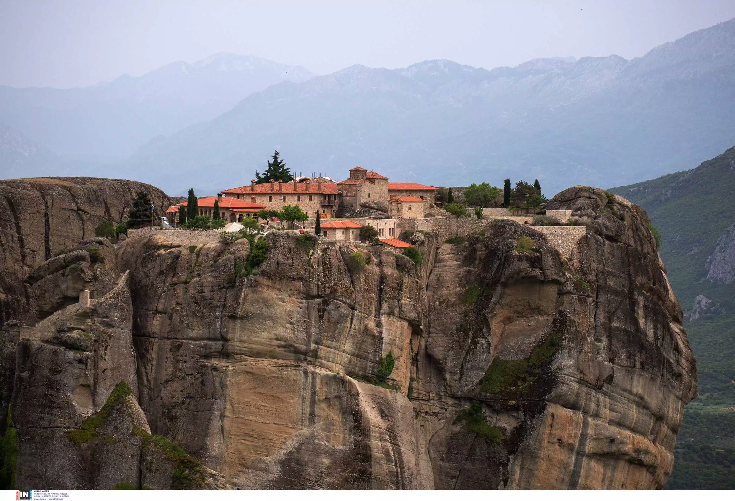 Μετέωρα: Αποκολλήθηκαν βράχοι κι έπεσαν σε δρόμο που περνούσαν αυτοκίνητα