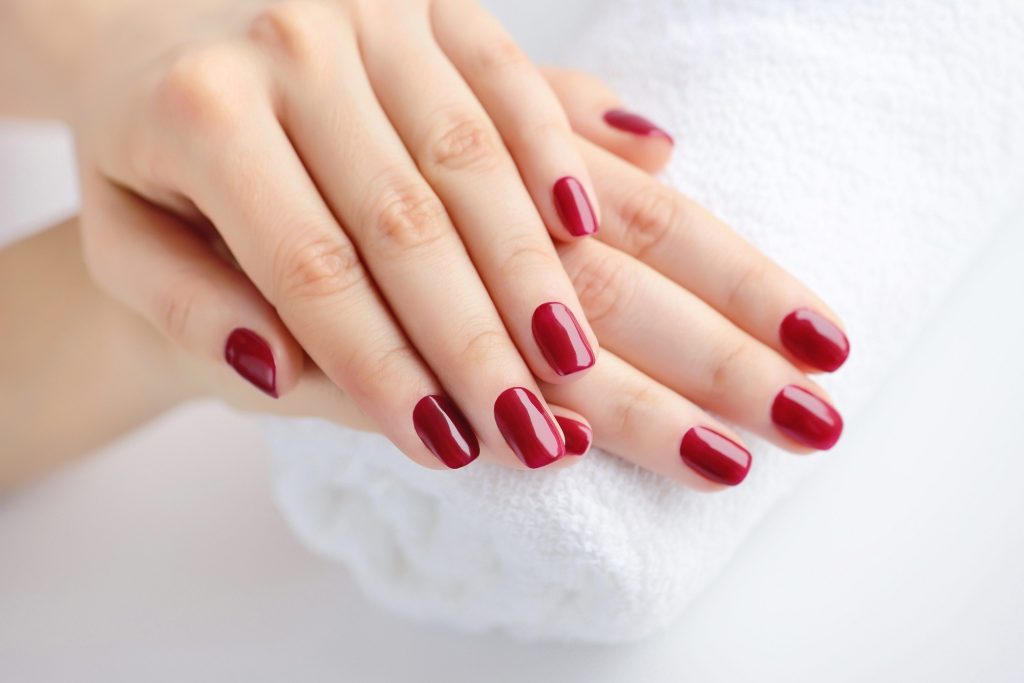 Αυτό είναι το χρώμα των νυχιών που δεν πρέπει να κάνουν οι γυναίκες μετά τα 50
