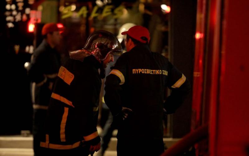 Ασπρόπυργος: Ρομά εμπρηστές κατακαίουν κατάστημα με ελαστικά – Μήνυμα από το 112 για τους καπνούς (upd)