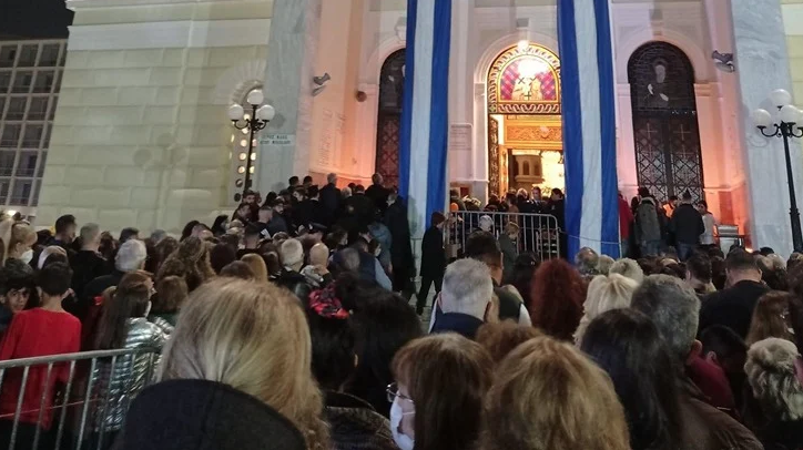 Τρεις ώρες στην ουρά περιμένουν στον Πειραιά για να προσκυνήσουν την Αγία Ζώνη της Παναγίας (βίντεο)