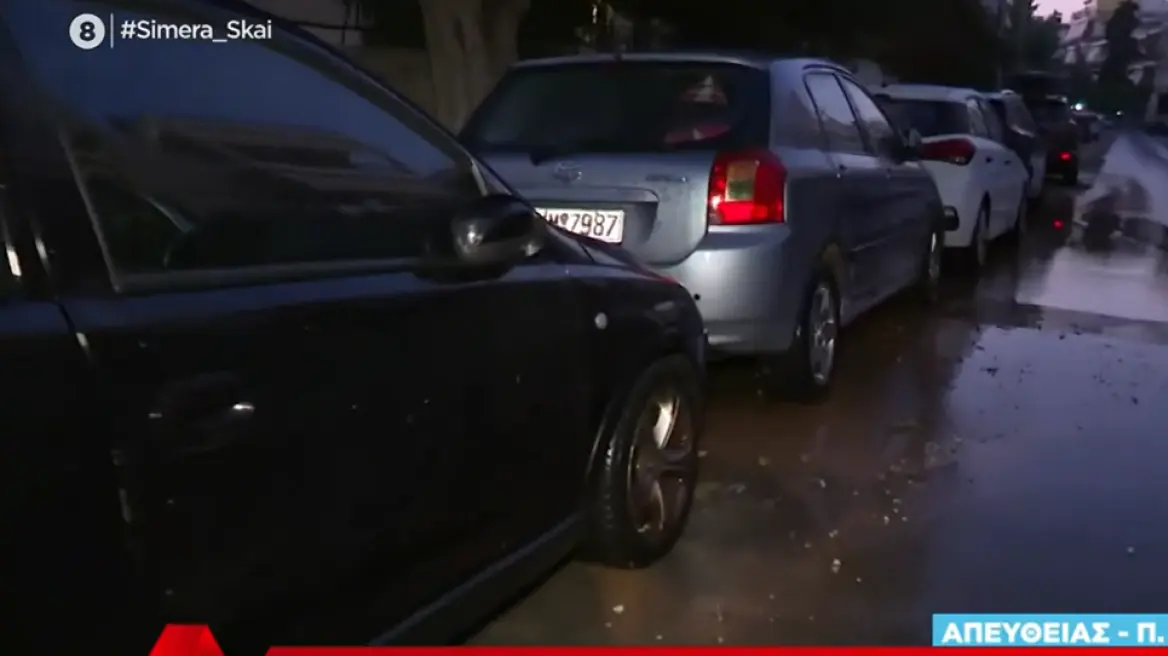 Έσπασε αγωγός στο Παλαιό Φάληρο και πλημμύρισε ο δρόμος