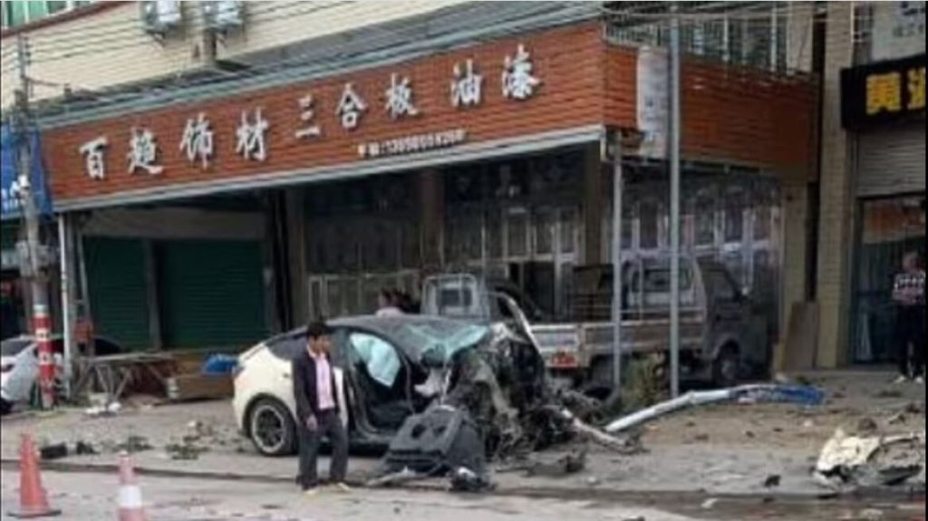 Βίντεο: Tesla εκτός ελέγχου σκοτώνει δύο ανθρώπους στην Κίνα