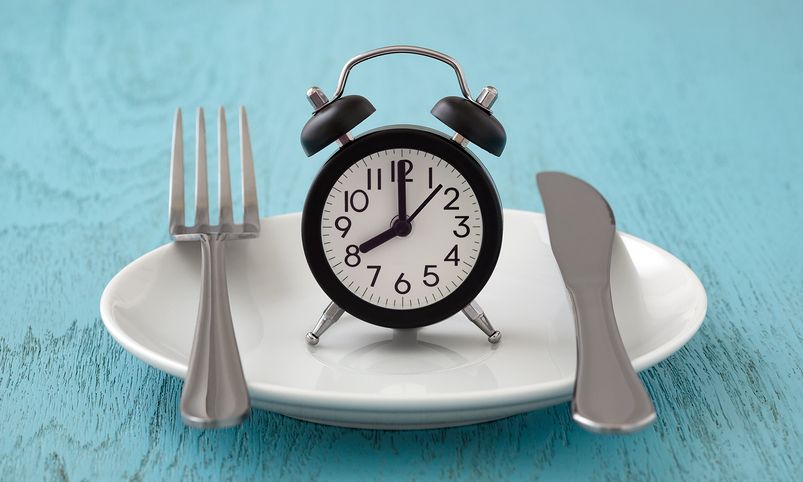 Νέα έρευνα: Η διαλείπουσα νηστεία συνδέεται με διαταραχές διατροφής και άλλες επικίνδυνες συμπεριφορές