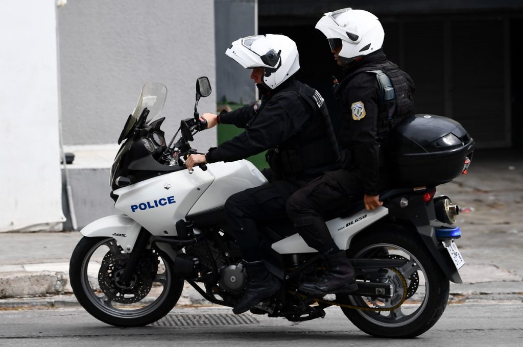 Θεσσαλονίκη: Αστυνομικοί έστησαν «γέφυρα» σωτηρίας για 6χρονο που πνιγόταν (βίντεο)