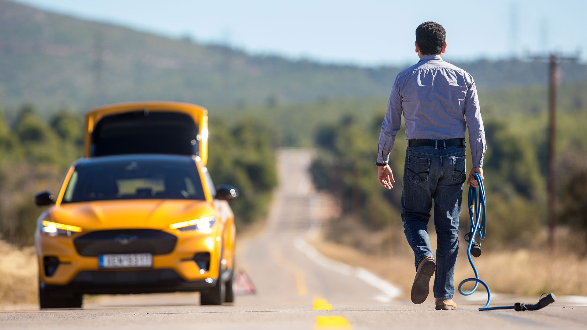 Τι γίνεται όταν μένεις από ρεύμα με ηλεκτρικό αυτοκίνητο; (βίντεο)