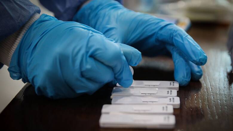 Ανεμβολίαστοι εργαζόμενοι: Τέλος τα υποχρεωτικά rapid test – Πότε σταματά το μέτρο