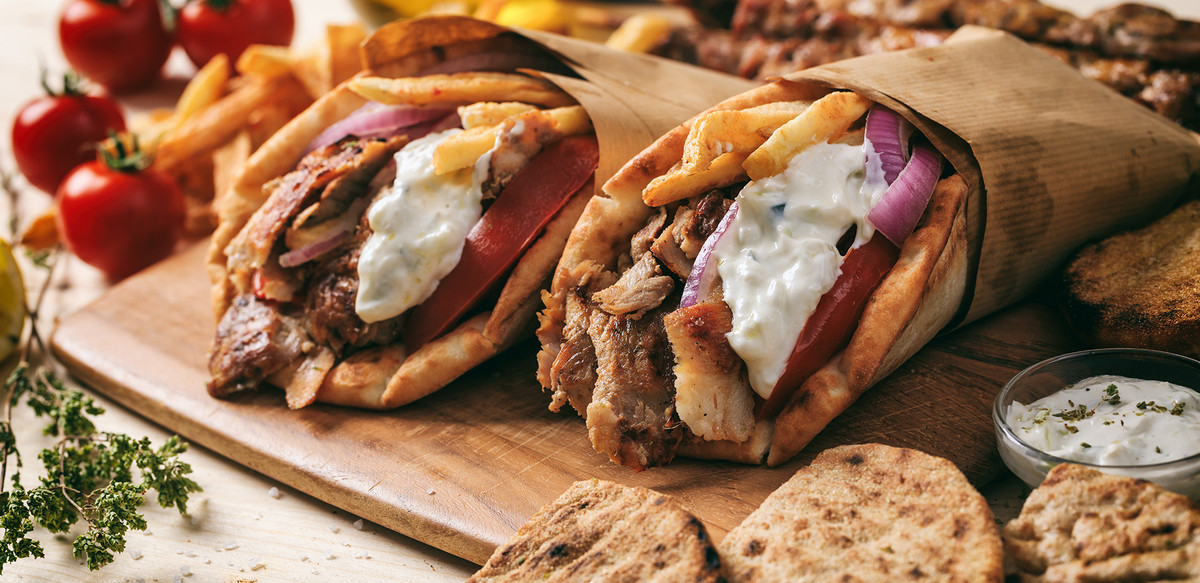 Το γευστικό όνειρο κάθε Έλληνα: Σουβλάκι ένα μέτρο με 18 ευρώ! (βίντεο)