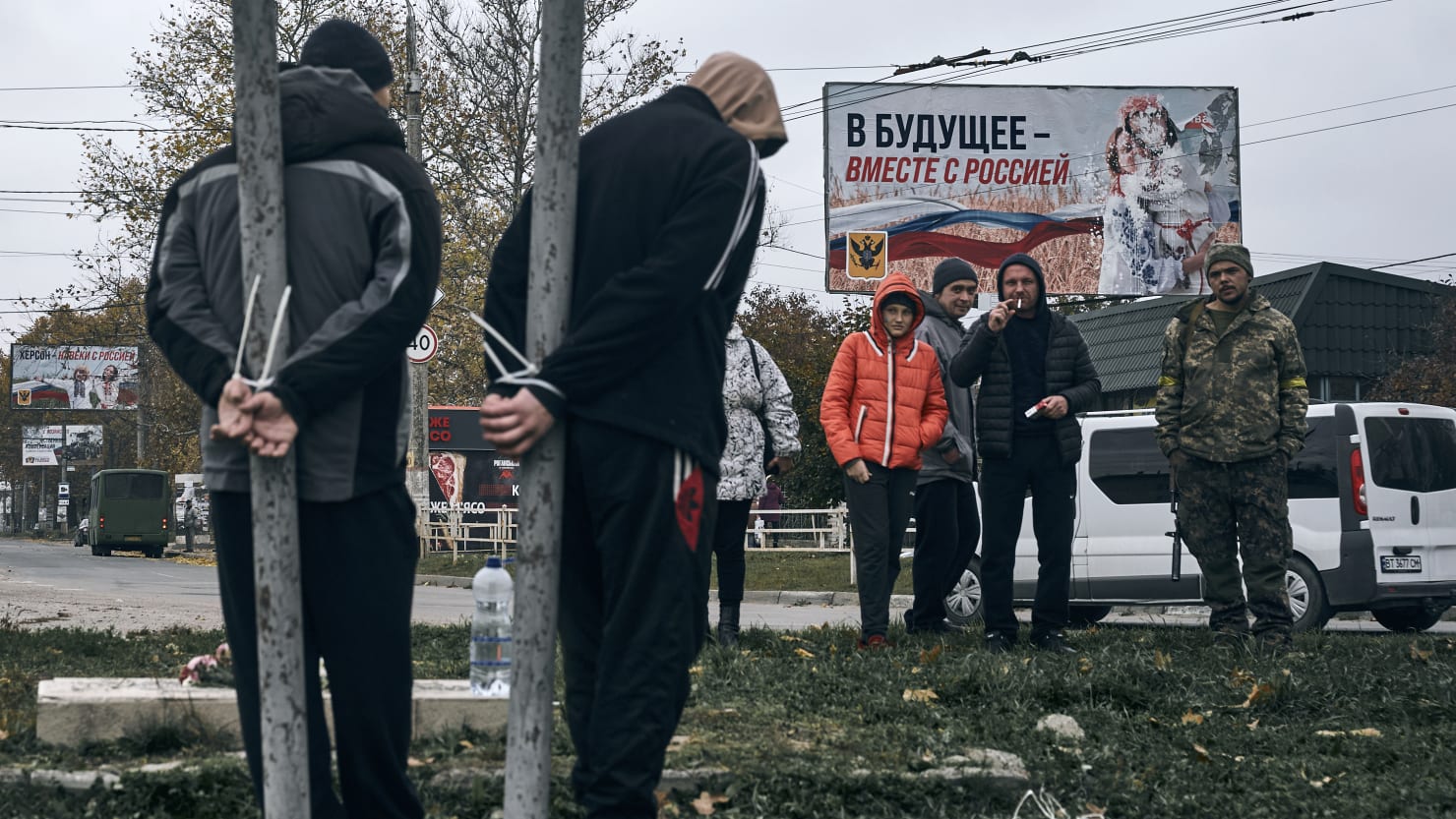 Το καθεστώς του Κιέβου εκκαθαρίζει την Χερσώνα από τους ρωσόφωνους: Τους δένει σε πασσάλους για τιμωρία