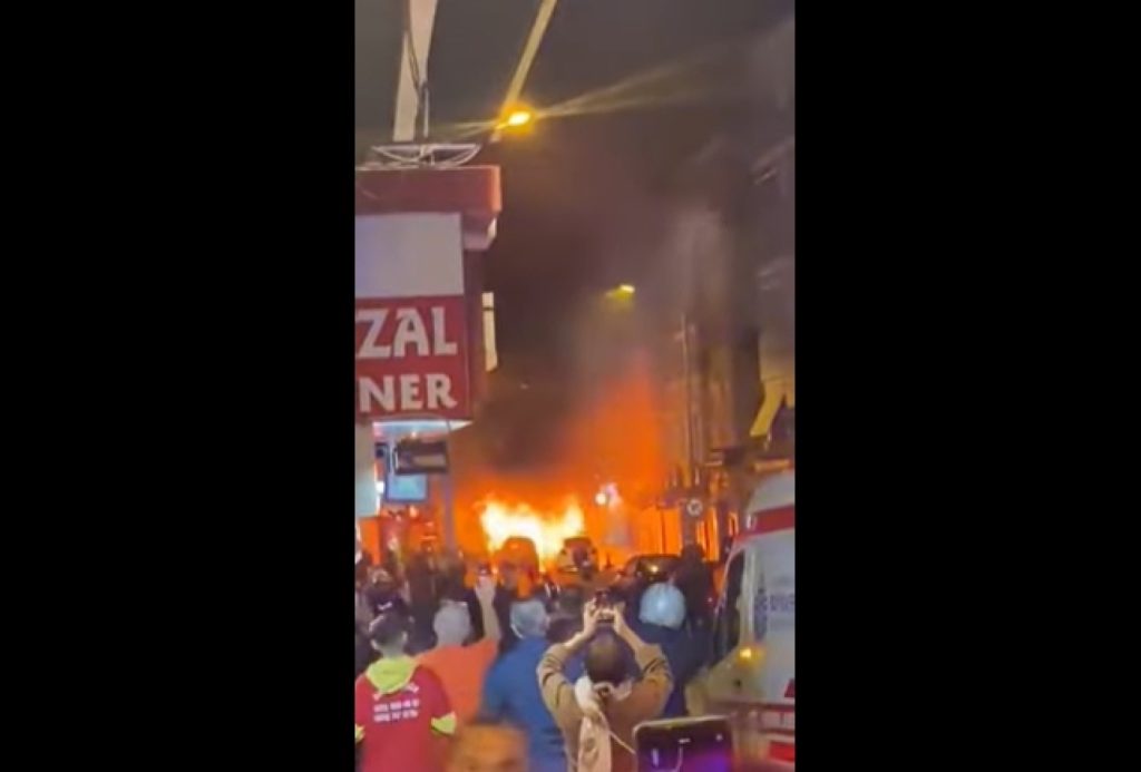 Κωνσταντινούπολη: Συναγερμός από έκρηξη σε 3 αυτοκίνητα στην περιοχή Φατίχ (βίντεο)