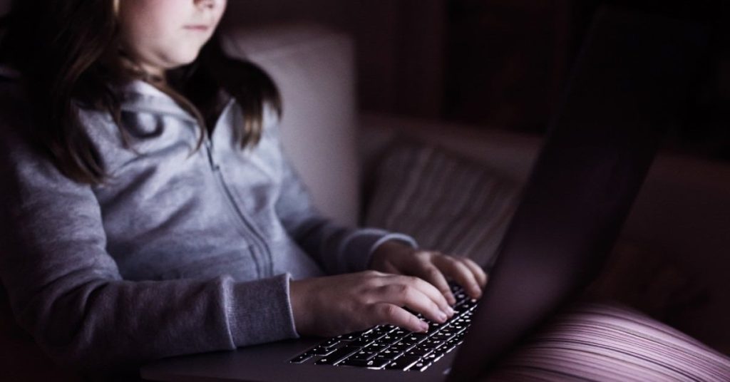 Σεξουαλική παρενόχληση παιδιών στο διαδίκτυο: Οδηγίες πρόληψης και προστασίας που πρέπει να γνωρίζουν οι γονείς