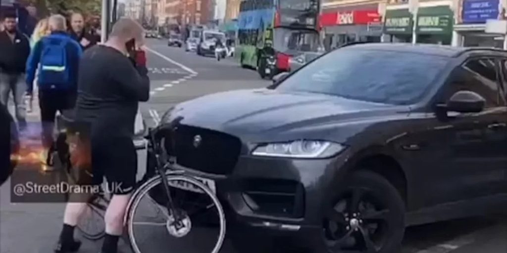 Μια Jaguar παίρνει… παραμάζωμα ποδήλατο στη Βρετανία – Ο ιδιοκτήτης του αρνήθηκε να το μετακινήσει (βίντεο)