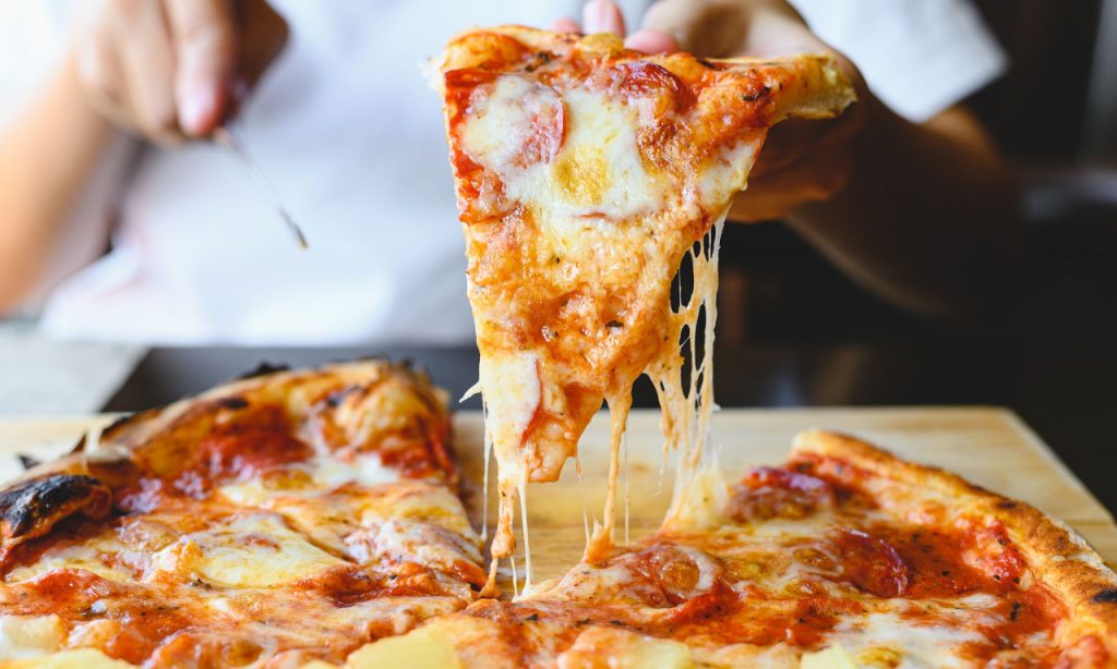 Ερευνητές υποστηρίζουν ότι η… πίτσα προκαλεί τον ίδιο εθισμό με τα ναρκωτικά!