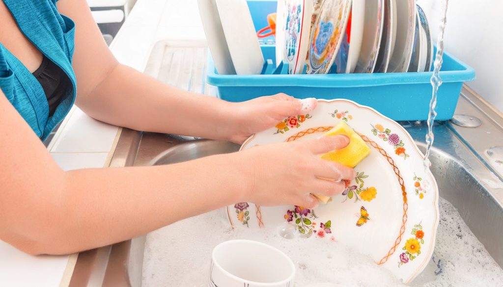 Πλένετε τα πιάτα με κρύο νερό; – Τρεις λόγοι για να το σταματήσετε