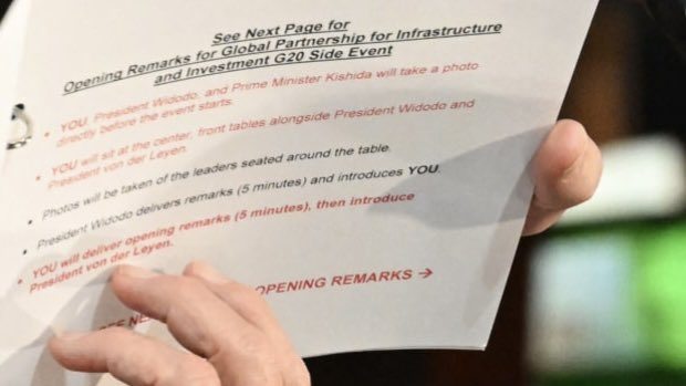 Σάλος από το έγγραφο που έδειξε άθελά του ο Μπάιντεν: Παίρνει εντολές