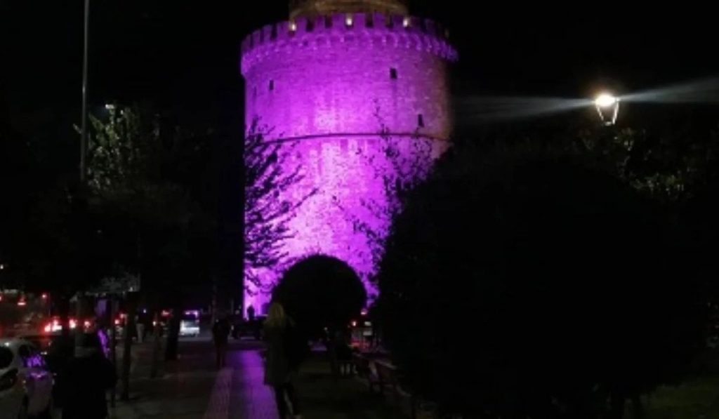 Θεσσαλονίκη: Μωβ ο Λευκός Πύργος για τα μωρά που γεννιούνται πρόωρα (φωτό-βίντεο)